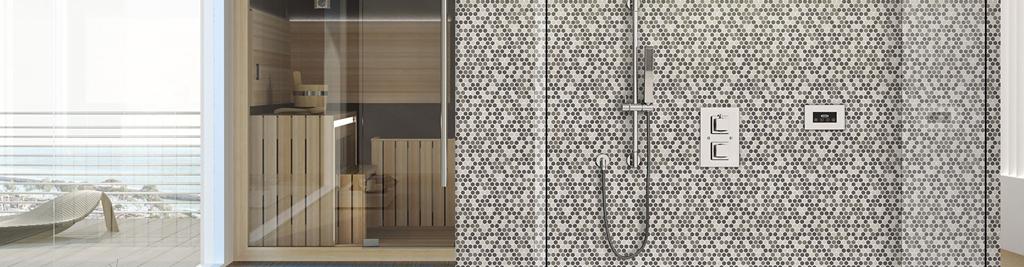 Ducha de diseño con revestimiento de mosaico gris en pared.
