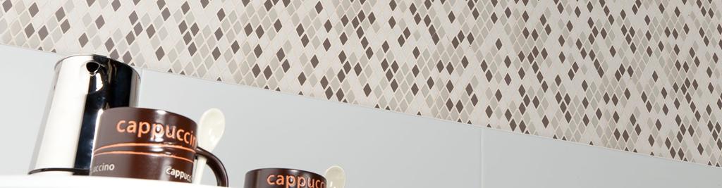Cocina moderna con revestimiento de mosaico geométrico en pared.